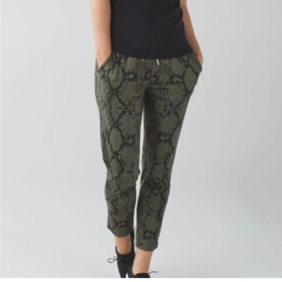 Lululemon Jet Cropped Joggers - Picture 1 of 9